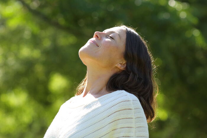 Junge Frau die in den Himmel schaut